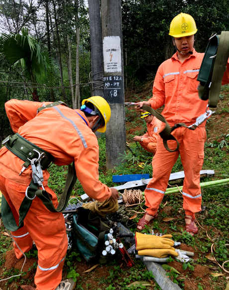 Công nhân Điện lực Lục Yên kiểm tra các thiết bị an toàn lao động.